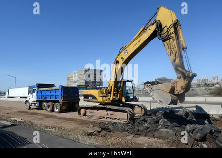 Bagger arbeiten an i-95 New Haven Hafen Crossing Projekt zerreißen der alten Landstraße, um Platz für neue zu machen. Stockfoto