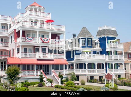 Farbenfrohe viktorianische Häuser säumen Beach Avenue in Cape May, New Jersey, Amerikas älteste Badeort Stockfoto