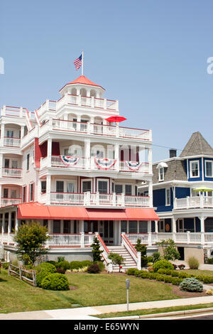 Farbenfrohe viktorianische Häuser säumen Beach Avenue in Cape May, New Jersey, Amerikas älteste Badeort Stockfoto