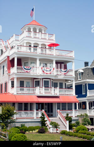 Farbenfrohe viktorianische Häuser säumen Beach Avenue in Cape May, New Jersey, Amerikas älteste Badeort Stockfoto