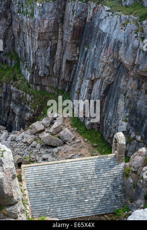Das Dach der Kapelle St. Govan, versteckt unter Kalksteinfelsen an St Govan Spitze auf die Küste von Pembrokeshire in Südwales. Stockfoto