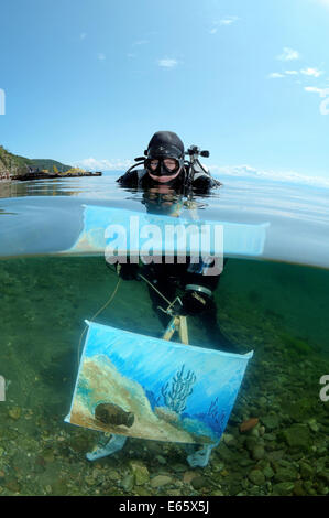 Split Level, zeigt der Assistent ein Bild des Künstlers geschrieben von Unterwasser Künstler Yuriy Alexeev (Yuri Alekseev) Stockfoto