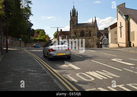 Burgberg in Warwick mit der Castle Hill Baptist Church und das Osttor, Warwick mit Sankt-Peters-Kapelle Clocktower Stockfoto