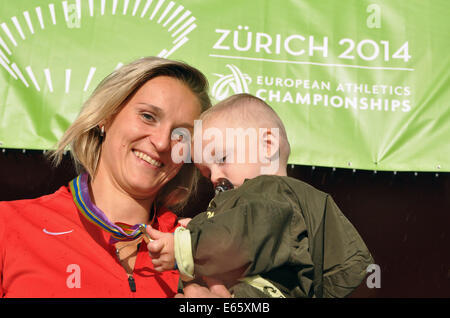 Zürich, Schweiz. 15. August 2014. Tschechische Republik Barbora Spotakova hält ihren Sohn Janek, nachdem gewann sie die Goldmedaille im Speerwurf Finale bei der Leichtathletik-Europameisterschaft in Zürich, Schweiz, 15. August 2014. Bildnachweis: Tibor Alfoldi/CTK Foto/Alamy Live-Nachrichten Stockfoto