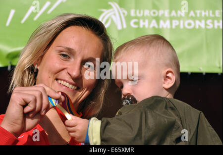 Zürich, Schweiz. 15. August 2014. Tschechische Republik Barbora Spotakova hält ihren Sohn Janek, nachdem gewann sie die Goldmedaille im Speerwurf Finale bei der Leichtathletik-Europameisterschaft in Zürich, Schweiz, 15. August 2014. Bildnachweis: Tibor Alfoldi/CTK Foto/Alamy Live-Nachrichten Stockfoto