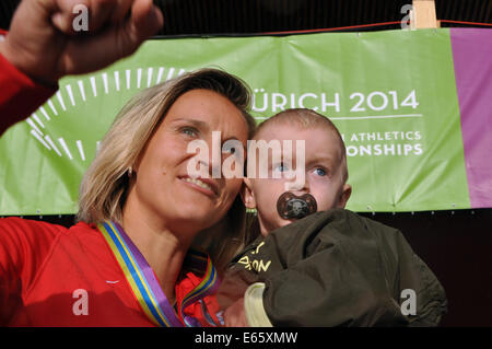 Zürich, Schweiz. 15. August 2014. Tschechische Republik Barbora Spotakova hält ihren Sohn Janek, nachdem gewann sie die Goldmedaille im Speerwurf Finale bei der Leichtathletik-Europameisterschaft in Zürich, Schweiz, 15. August 2014. Bildnachweis: Tibor Alfoldi/CTK Foto/Alamy Live-Nachrichten Stockfoto