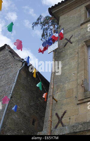 Girlande in Frankreich St Leon Sur Vézère. 'Honneur ein Nein Elus' Zeichen nach Wahl. Stockfoto