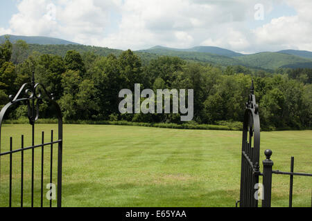 Einen herrlichen Blick auf die Taconic Berge durch offene Tore in Williamstown Massachusetts Zuhause. Stockfoto