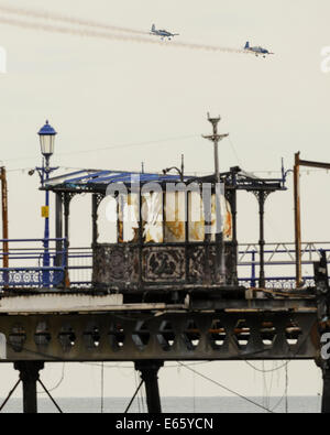 Eastbourne, Vereinigtes Königreich. 15. August 2014. Eastbourne Flugschau. Stunt-Flugzeuge fliegen durch den Brand beschädigt-Pier. Bildnachweis: Julie Edwards/Alamy Live-Nachrichten Stockfoto