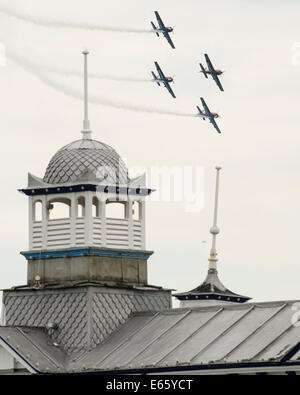 Eastbourne, Vereinigtes Königreich. 15. August 2014. Die klingen Stunt Team fliegen hinter dem unbeschädigten Teil des Piers. Bildnachweis: Julie Edwards/Alamy Live-Nachrichten Stockfoto