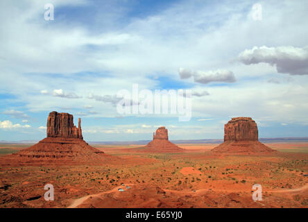 Blick auf die Fäustlinge und Merrick Butte, Monument Valley Navajo Tribal Park, Utah, USA Stockfoto