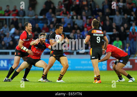 Manchester, UK. 15. August 2014. Super League-Rugby. Salford Red Devils gegen katalanische Drachen. Jeff Lima der Katalanen Drachen entzieht die Salford Verteidigung Credit: Action Plus Sport/Alamy Live News Stockfoto