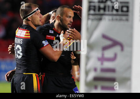 Manchester, UK. 15. August 2014. Super League-Rugby. Salford Red Devils gegen katalanische Drachen. Gregory Mounis der Katalanen Drachen feiert seinen Versuch Credit: Action Plus Sport/Alamy Live News Stockfoto