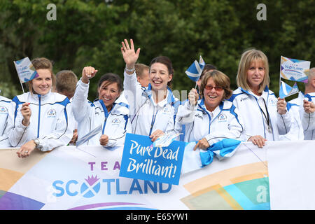 Glasgow, Schottland, Großbritannien, Freitag, 15. August, 2014. Team Schottland Athleten, die an einer Parade teilnehmen, um der Öffentlichkeit für ihre Unterstützung während der Glasgow Commonwealth Games 2014 zu danken und von der Kelvingrove Art Gallery und dem Museum im West End von Glasgow aus zum George Square im Stadtzentrum von Glasgow auf der Rückseite vorbereiteter Lastwagen zu reisen Stockfoto