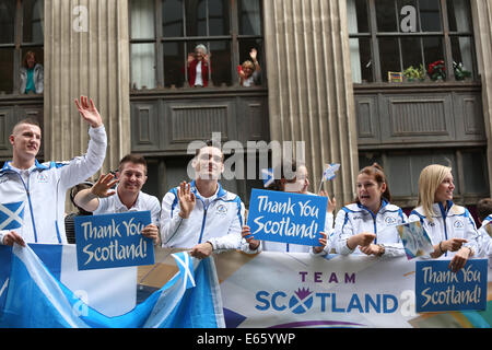 Glasgow, Schottland, Großbritannien, Freitag, 15. August, 2014. Team Schottland Athleten, die an einer Parade in die Innenstadt teilnehmen, um der Öffentlichkeit für ihre Unterstützung während der Glasgow Commonwealth Games 2014 zu danken Stockfoto