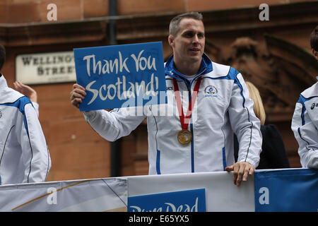 Wellington Street, Glasgow, Schottland, Großbritannien, Freitag, August 2014. Euan Burton Team Schottland Flaggenträger und Judo Athlete, die an einer Parade in die Innenstadt teilnahmen, um der Öffentlichkeit für ihre Unterstützung während der Commonwealth Games in Glasgow 2014 zu danken Stockfoto