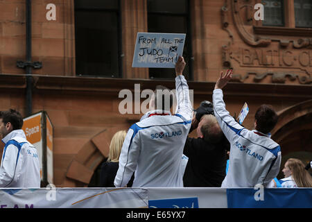 Glasgow, Schottland, Großbritannien, Freitag, 15. August, 2014. Vielen Dank von den Team Scotland Judo Athleten, die an einer Parade in die Innenstadt teilgenommen haben, um der Öffentlichkeit für ihre Unterstützung während der Commonwealth Games 2014 in Glasgow zu danken Stockfoto