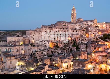 Sasso Barisano in der Abenddämmerung, Sassi di Matera, Basilikata, Italien Stockfoto