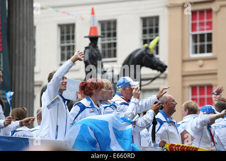 Glasgow, Schottland, Großbritannien, Freitag, 15. August, 2014. Team Schottland Athleten, die an einer Parade in die Innenstadt teilnehmen, um der Öffentlichkeit für ihre Unterstützung während der Glasgow Commonwealth Games 2014 zu danken Stockfoto