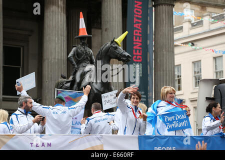 Glasgow, Schottland, Großbritannien, Freitag, 15. August, 2014. Team Schottland Athleten, die an einer Parade in die Innenstadt teilnehmen, um der Öffentlichkeit für ihre Unterstützung während der Glasgow Commonwealth Games 2014 zu danken Stockfoto