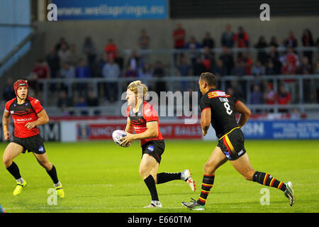 Manchester, UK. 15. August 2014. Super League-Rugby. Salford Red Devils gegen katalanische Drachen. Logan Tomkins von Salford Red Devils läuft mit dem Ball Credit: Action Plus Sport/Alamy Live News Stockfoto