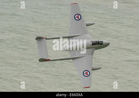 De Havilland Vampire bei "Airbourne' - das Eastbourne Airshow, Norwegian Air Force historic Vintage classic jet Flugzeug über Meerwasser Stockfoto