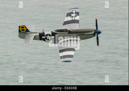 P-51 Mustang im 'Airbourne' - The Eastbourne Airshow. North American P-51 Mustang in US-Markierungen über dem Meer. 44-72035 G-SIJJ Stockfoto