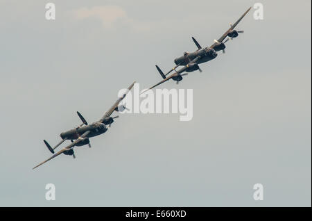 Zwei Avro Lancasters bei 'Airbourne' - das Eastbourne Airshow. Lancaster Bomber Flugzeuge im Formationsflug Stockfoto