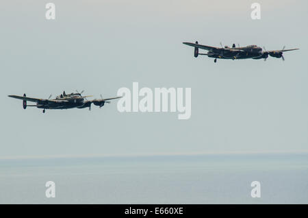 Zwei Avro Lancasters bei 'Airbourne' - das Eastbourne Airshow. Lancaster Bomber Flugzeuge im Formationsflug Stockfoto