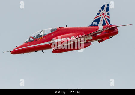 Rote Pfeile solo Jet bei 'Airbourne' - das Eastbourne Airshow. Single Hawk Düsenflugzeug mit Union Jack Flagge Schwanz Stockfoto