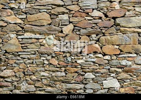 Steinmauer gemacht von großen und kleinen Felsen. Stockfoto