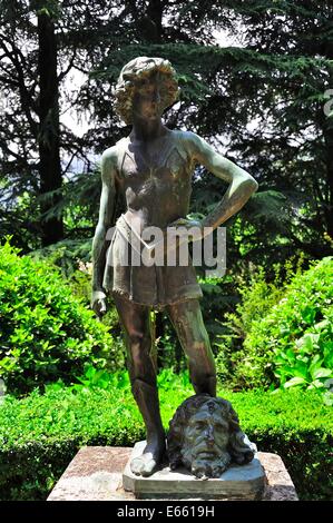 Statue von David mit dem Kopf von Goliath in den Gärten der Villa Cimbrone, Ravello, Italien Stockfoto