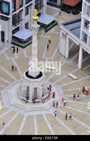 Blick auf den Pamernoster Square, von der Stone Gallery in St. Paul's Cathedral, London, England, Großbritannien. Stockfoto
