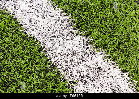 Weiße Linie gemalt auf Kunstrasen am Fußballplatz Stockfoto