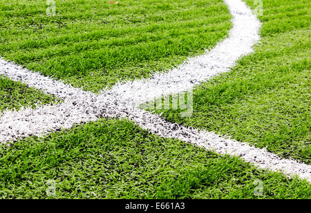 Weiße Linien Bereich Markierungen überqueren auf einem Fußballplatz gemacht von Kunstrasen Stockfoto