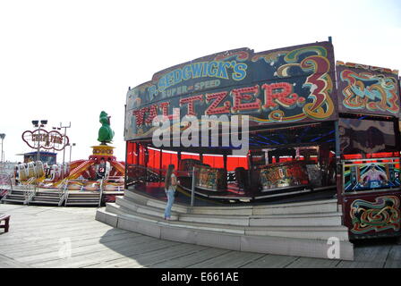 Blackpool Pier, Kirmes Fahrgeschäfte, den Walzer fahren. Stockfoto