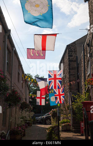 Fahnen der Tour de France in West Yorkshire Yorkshire 2014, Addingham, feiern Stockfoto