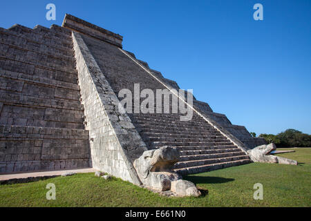 Die Treppe von El Castillo Pyramide in Chichen-Itza, Yucatan, Mexiko. Stockfoto