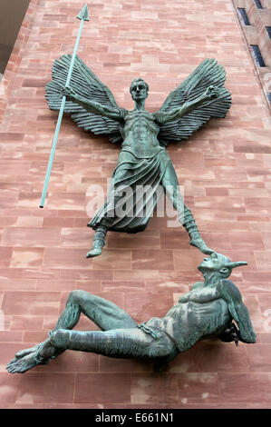 Skulptur des St. Michaels Sieg über den Teufel von Jacob Epstein in Coventry Cathedral Stockfoto