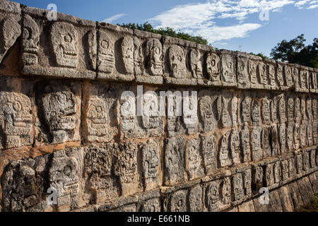 Der Tzompantli oder die Wand der Schädel in Chichen-Itza Yucatan, Mexiko. Stockfoto