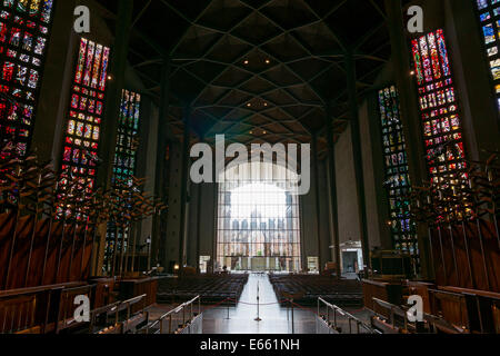 Innere der Kathedrale mit Blick auf den großen Westfenster, Coventry, West Midlands Stockfoto