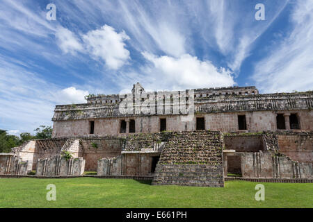 Die Teocalli oder zwei stockwerkartig Palast von Kabah, Yucatan, Mexiko. Stockfoto