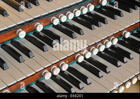Die Tastatur der Pfeifenorgel Konsole in der Whitworth-Halle an der Universität Manchester. Stockfoto