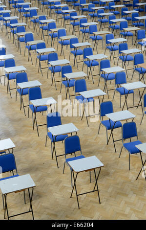 Tische und Stühle sind für Prüfungen in Whitworth Hallenbau an der University of Manchester (nur zur redaktionellen Verwendung) fein säuberlich aufgereiht. Stockfoto