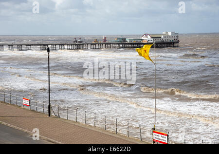 Nordpier an windigen Sommertagen und raue Meer Blackpool Lancashire England UK Mitte Sommer Unwetter Stockfoto