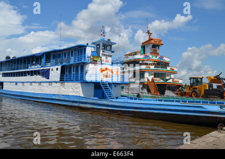 Eine Personenfähre auf dem Amazonas in der Nähe von Hafen von Iquitos, Peru Stockfoto