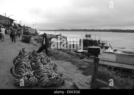 Schwarz / weiß Bild von dem Fluss vorderen Obstmarkt in Nauta, in der Nähe von Iquitos, Loreto im peruanischen Amazonasgebiet Stockfoto