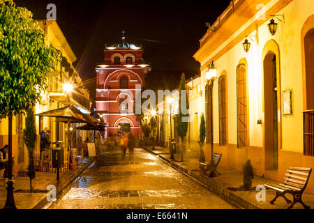 Nachtansicht von Miguel Hidalgo Einkaufszentrum führt zu den Arcos del Carmen Tower in San Cristobal de Las Casas, Chiapas, M Stockfoto