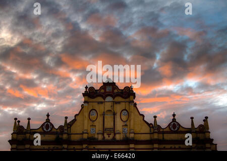 Spitze der Kathedrale in San Cristobal de Las Casas, Chiapas, Mexiko bei Sonnenaufgang. Stockfoto