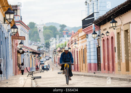 Radfahrer auf der Real de Guadalupe Fußgängerzone in San Cristobal de Las Casas, Chiapas, Mexiko. Stockfoto